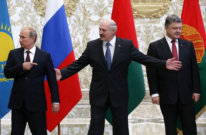 „Reuters“/„Scanpix“ nuotr./Rusijos prezidentas Vladimiras Putinas, Baltarusijos prezidentas Aleksandras Lukašenka, Ukrainos prezidentas Petro Porošenka