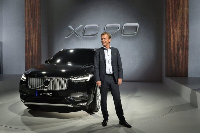 „Scanpix“/„TT News Agency“ nuotr./„Volvo“ kompanijos prezidentas Hakanas Samuelssonas šalia naujojo „Volvo XC90“
