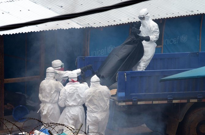 AFP/„Scanpix“ nuotr./Į sunkvežimį keliamas nuo Ebolos viruso mirusio žmogaus kūnas