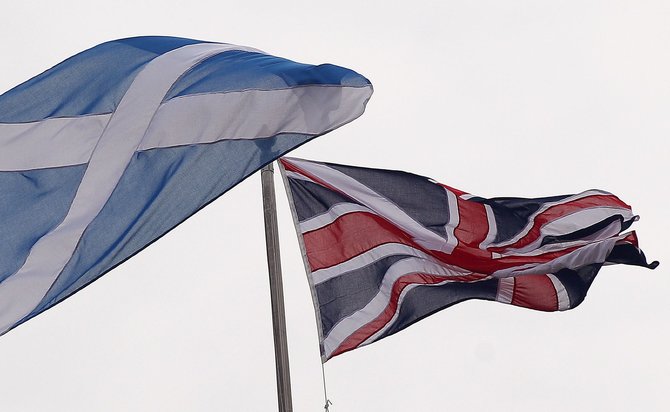 AFP/„Scanpix“ nuotr./Škotijos ir Didžiosios Britanijos vėliavos