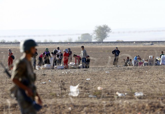 „Reuters“/„Scanpix“ nuotr./Sirijos kurdų pabėgėliai plūsta į Turkiją.