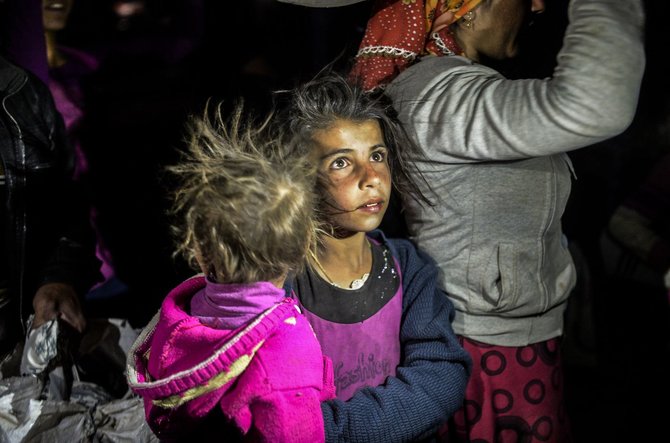 AFP/„Scanpix“ nuotr./Sirijos kurdų pabėgėliai plūsta į Turkiją.
