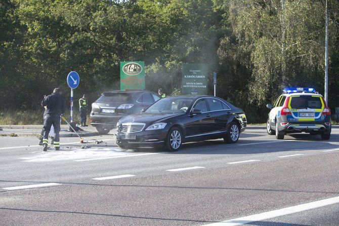 „Scanpix“/„Expressen“ nuotr./Po avarijos automobilis, kuriuo buvo vežamas Švedijos karalius Carlas XVI Gustafas.