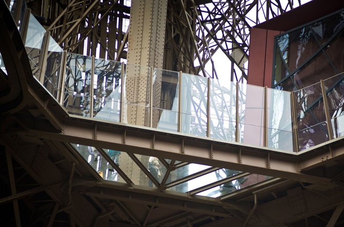 „Scanpix“/„SIPA“ nuotr./Stiklinės grindys Eifelio bokšte 