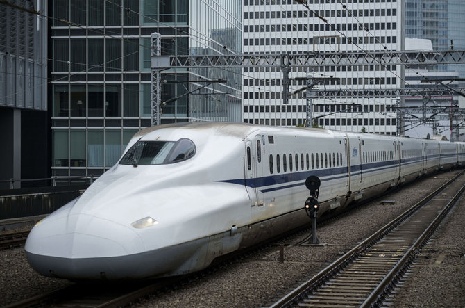 „Scanpix“/„SIPA“ nuotr./Greitasis traukinys Tokijuje