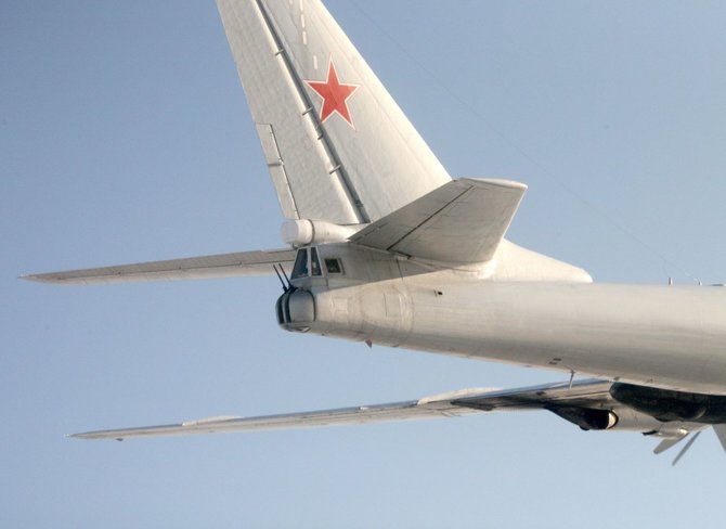 „Reuters“/„Scanpix“ nuotr./Rusijos „Tupolev Tu-95“ strateginis bombonešis