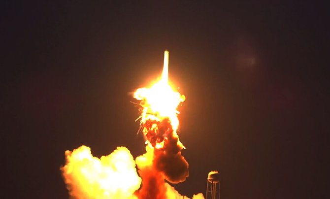 „Reuters“/„Scanpix“ nuotr./Raketos „Antares“ sprogimas
