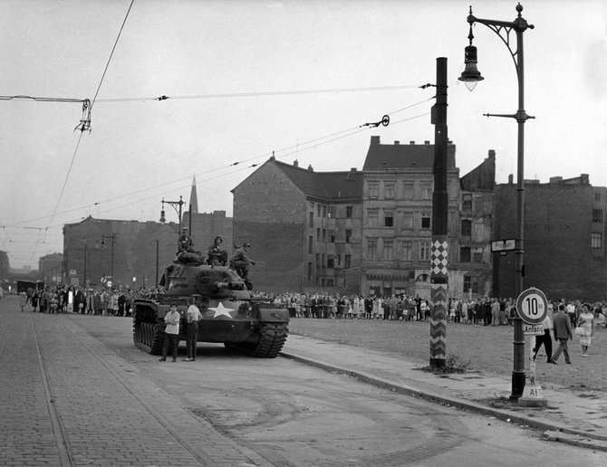 „Scanpix“/„Picture-Alliance“ nuotr./JAV tankas Berlyne 1961 metais