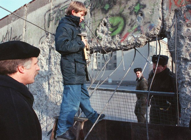 „Scanpix“/„Picture-Alliance“ nuotr./Skylė Berlyno sienoje  (1990 m.)