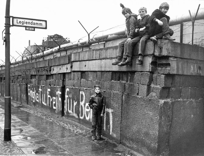 „Scanpix“/„Picture-Alliance“ nuotr./Vaikai sėdi ant Berlyno sienos (1972 m.)