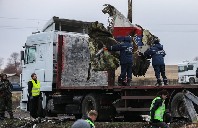 „Scanpix“/ITAR-TASS nuotr./Iš katastrofos vietos šalinamos „Malaysian Airlines“ lėktuvo nuolaužos