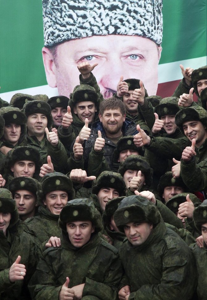 „Scanpix“/ITAR-TASS nuotr./Čečėnijos lyderis Ramzanas Kadyrovas su šauktiniais