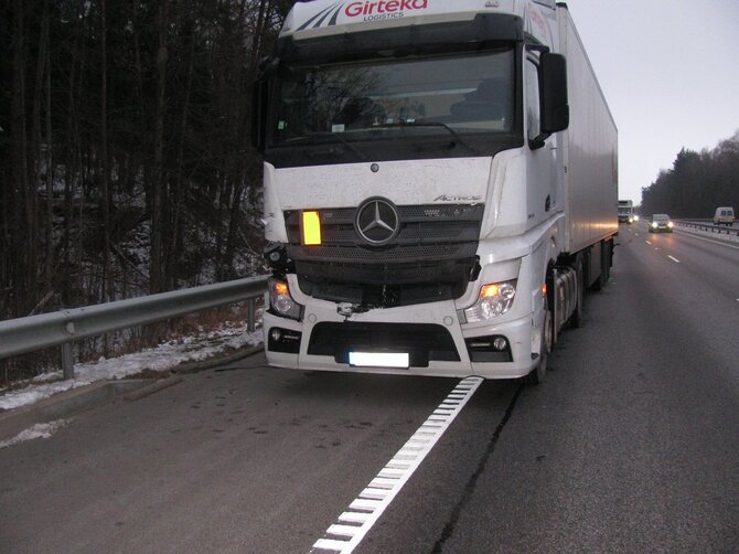 Kauno policijos nuotr. /Vilkikas po susidūrimo su Lietuvos kariuomenės sunkvežimiu