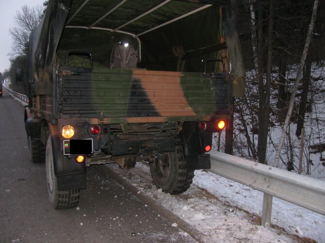 Kauno policijos nuotr. /Lietuvos kariuomenės sunkvežimis po avarijos su vilkiku