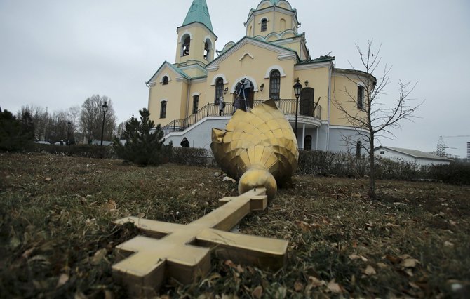 „Reuters“/„Scanpix“ nuotr./Donceke apgriauta ortodoksų bažnyčia