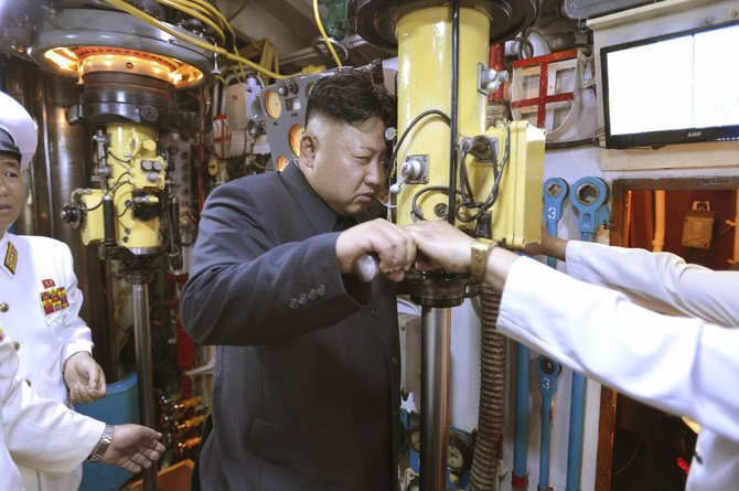„Reuters“/„Scanpix“ nuotr./Šiaurės Korėjos lyderis Kim Jong Unas povandeniniame laive prie periskopo.