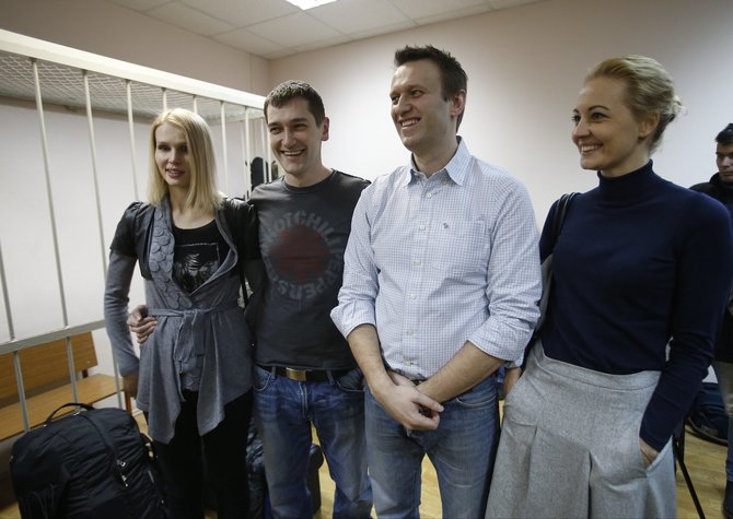 „Scanpix“/AP nuotr./Aleksejus Navalnas su broliu Olegu ir žmonomis