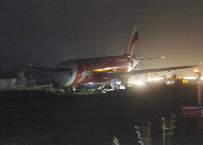 „Scanpix“/AP nuotr./Filipinuose „AirAsia“ lėktuvas nuriedėjo nuo pakilimo tako.