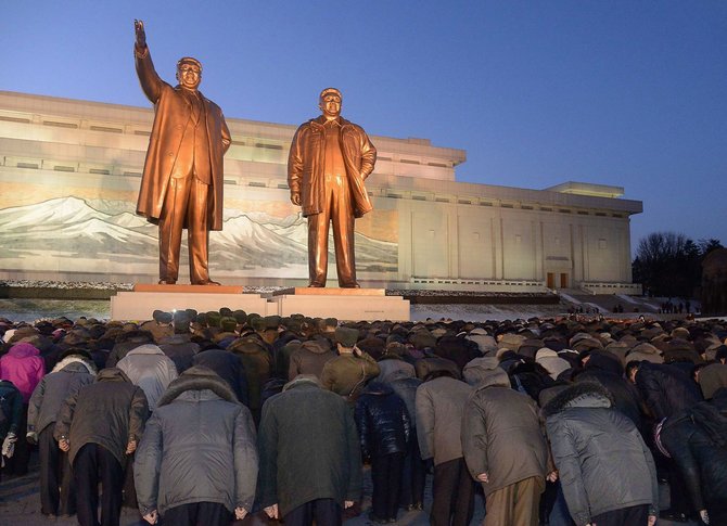 „Reuters“/„Scanpix“ nuotr./Šiaurės Korėjoje minimos Kim Jong-Ilo mirties metinės