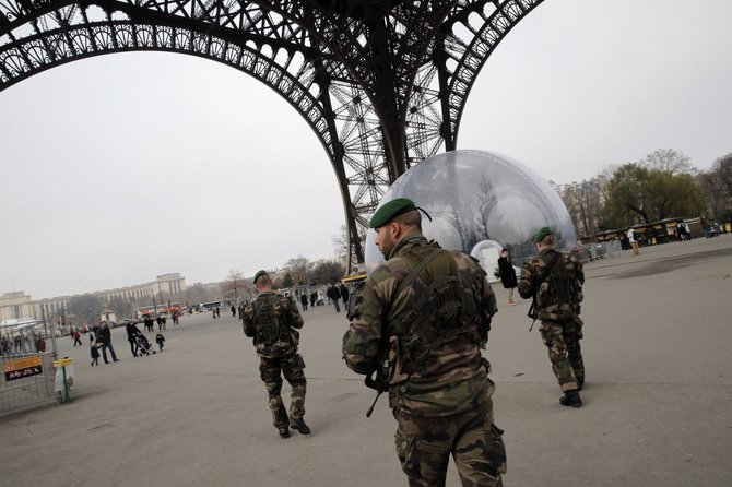 „Scanpix“/AP nuotr./Po žudynių „Charlie Hebdo“ redakcijoje prie Eifelio bokšto sustiprinta apsauga, budi Prancūzijos kariai.