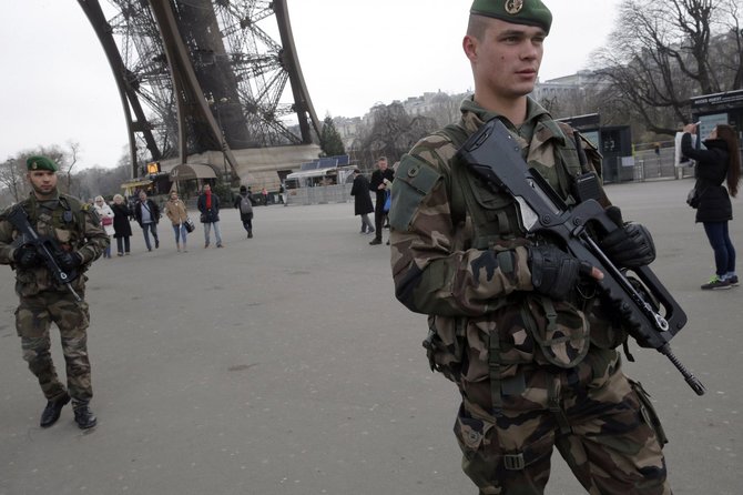 „Scanpix“/AP nuotr./Po žudynių „Charlie Hebdo“ redakcijoje prie Eifelio bokšto sustiprinta apsauga, budi Prancūzijos kariai.