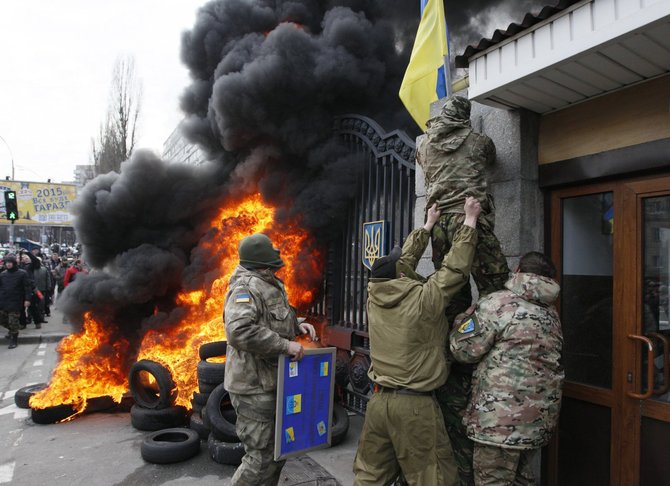 „Reuters“/„Scanpix“ nuotr./„Aydar“ bataliono karių protestas Kijeve