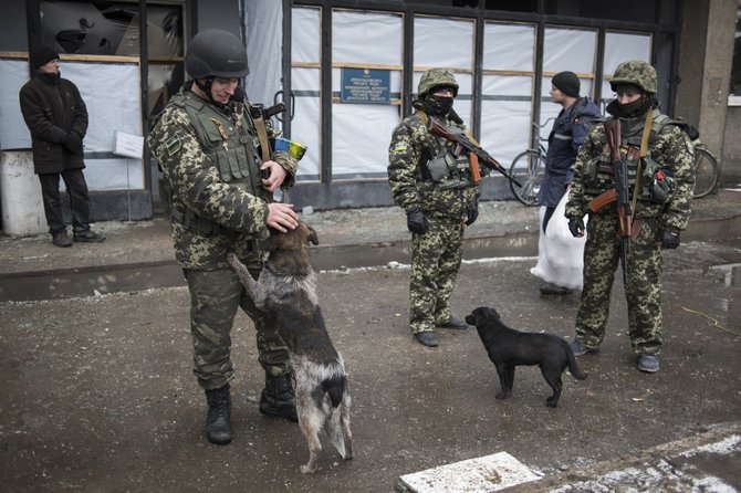 „Reuters“/„Scanpix“ nuotr./Ukrainos kariai Debalcevės mieste