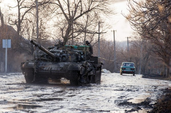 AFP/„Scanpix“ nuotr./Traukiamas per apšaudymus apgadintas Ukrainos armijos tankas