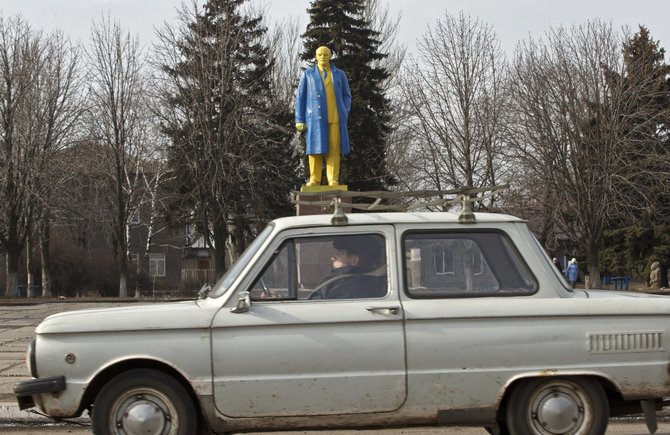 „Scanpix“/AP nuotr./Ukrainos vėliavos spalvomis nudažytas Lenino paminklas