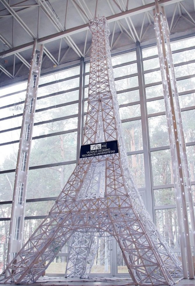 VGTU nuotr./VGTU studentų pastatytas popierinis Eifelio bokštas 