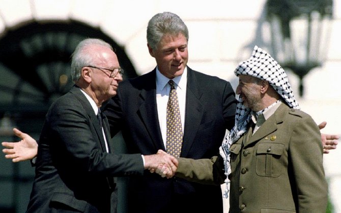 „Reuters“/„Scanpix“ nuotr./JAV prezidentas Billas Clintonas (centre), Izraelio ministras pirmininkas Yitzhakas Rabinas ir Palestinos lyderis Jasiras Arafatas