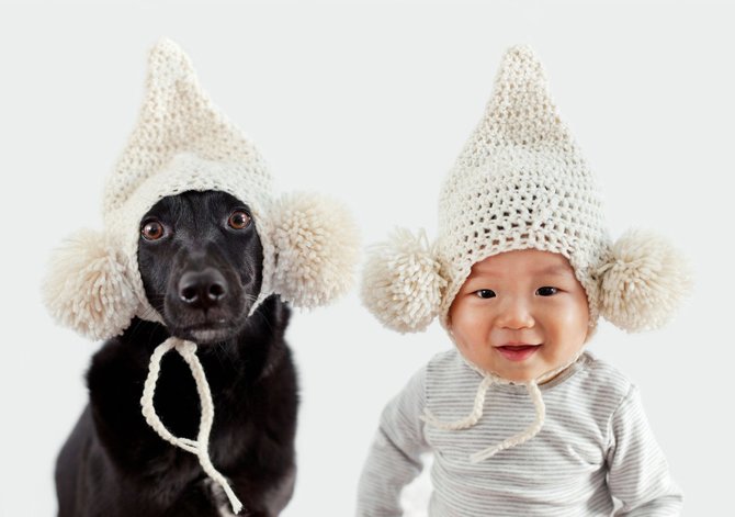 „Scanpix“/„Caters News Agency“ nuotr./Šuo ir vaikas su vienodomis kepurėmis