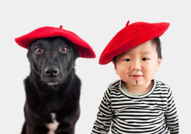 „Scanpix“/„Caters News Agency“ nuotr./Šuo ir vaikas su vienodais galvos dangalais