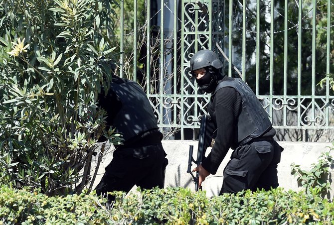 AFP/„Scanpix“ nuotr./Tuniso policija prie Bardo muziejaus