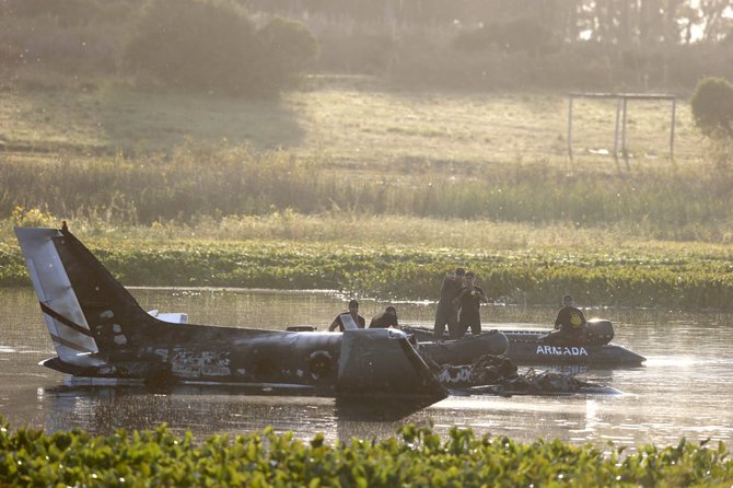 „Reuters“/„Scanpix“ nuotr./Urugvajuje sudužęs lėktuvas