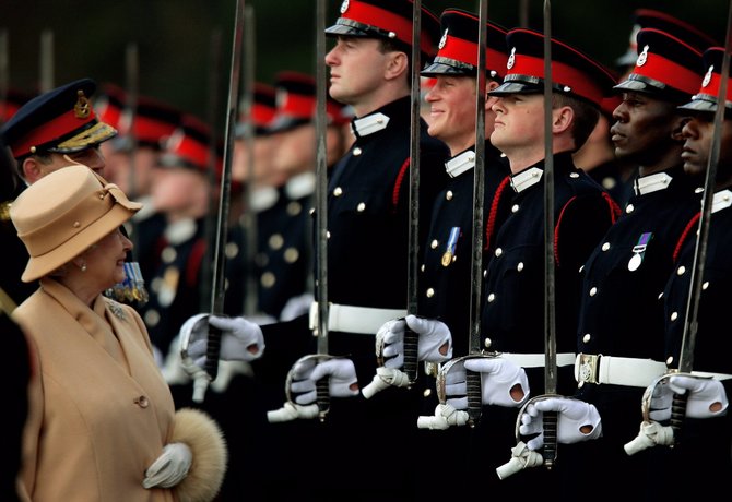 „Reuters“/„Scanpix“ nuotr./Šypsosi Didžiosios Britanijos karalienė Elizabeth II ir princas Harry (2006 m.) 