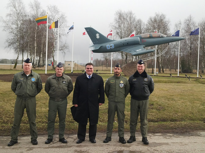 URM nuotr./Užsienio reikalų ministras Linas Linkevičius apsilankė Lietuvos kariuomenės Karinių oro pajėgų Aviacijos bazėje