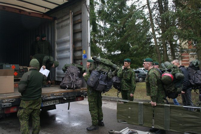 Gaiva Veniukevičienė nuotr./50 Lietuvos kariuomenės Sausumos pajėgų karių išvyko į Vokietijoje vyksiančias tarptautinės pratybas „Kardų susikirtimas 2015“