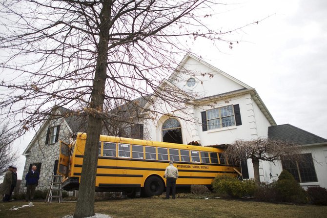 „Reuters“/„Scanpix“ nuotr./Pensilvanijoje mokyklinis autobusas įlėkė į namą.