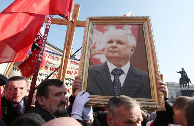 „Scanpix“/AP nuotr./Varšuvoje paminėtos Lecho Kaczynskio žūties metinės