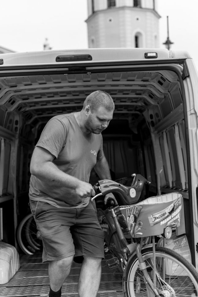 Martynas Slapšys nuotr./Oranžinių dviračių darbštuolis. Du vyrukai aptarnauja visą Vilniaus viešųjų dviračių sistemą.
