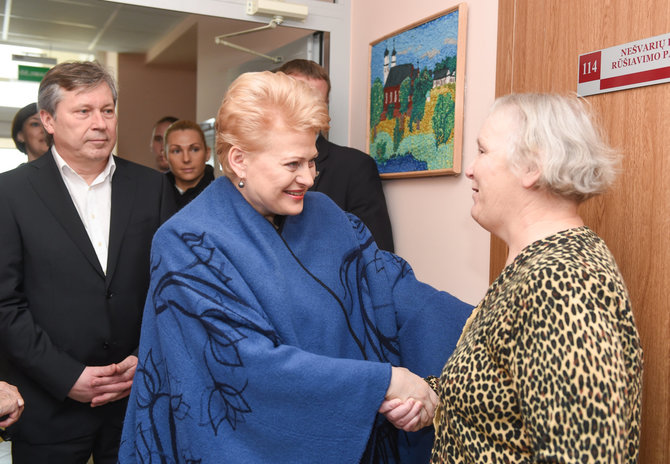 LR Prezidento kanceliarijos/R. Dačkaus nuotr./Dalia Grybauskaitė apsilankė Dotnuvos slaugos namuose