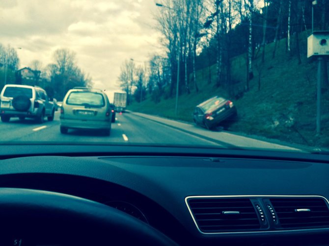 15min.lt skaitytojo Andriaus nuotr./„Subaru“ ir vilkiko avarija Ukmergės g., Vilniuje