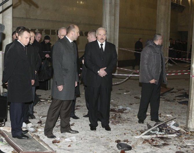 „Reuters“/„Scanpix“ nuotr./Baltarusijos prezidentas Aliaksandras Lukašenka (centre) įvykio vietoje