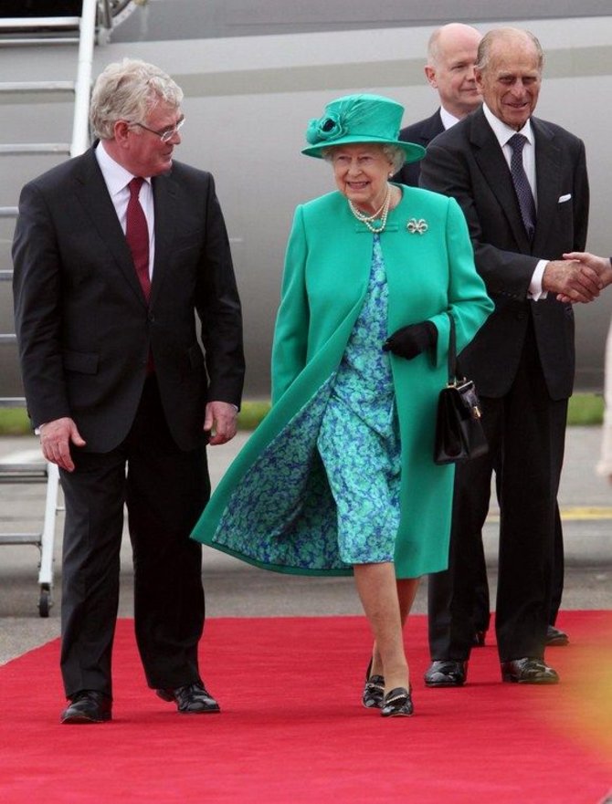 „Reuters“/„Scanpix“ nuotr./Karalienės Elžbietos II ir princo Philipo (dešinėje) vizitas Airijoje 2011 m.