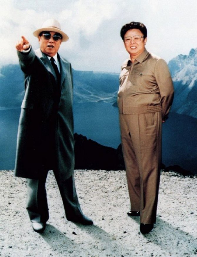 „Reuters“/„Scanpix“ nuotr./Šiaurės Korėjos įkūrėjas Kim Il-Sungas (kairėje), su sūnumi Kim Jong-Ilu