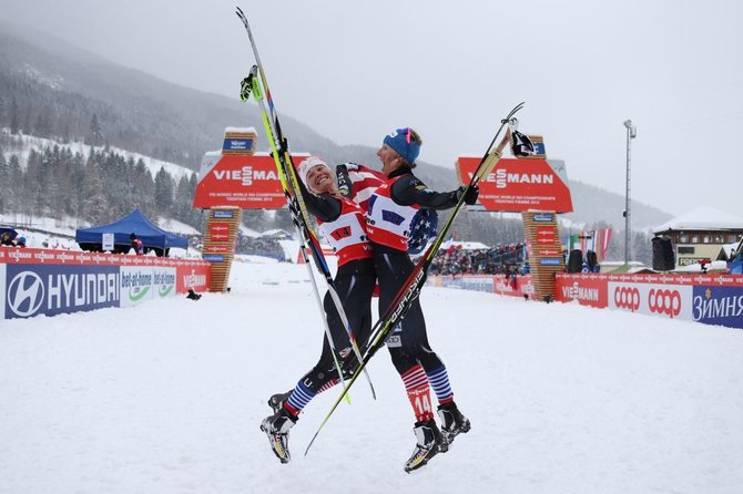 „Scanpix“ nuotr./Čempionėmis tapo JAV slidininkės Jessica Diggins ir Kikkan Randall.