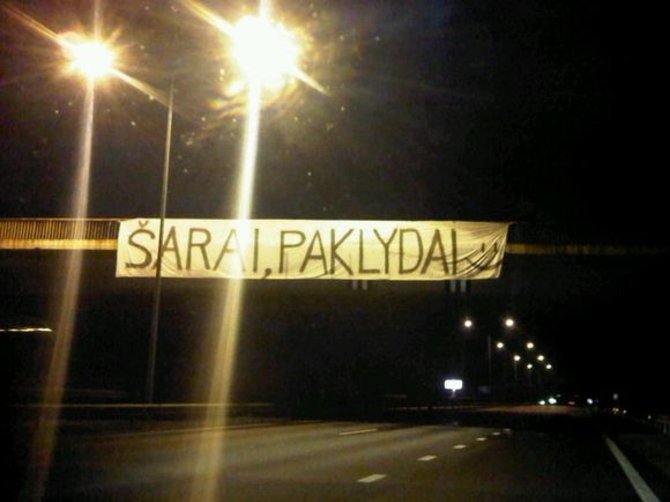 Krepšinio Širdis/Plakatas „Šarai, paklydai“ ant Rumšiškių tilto sparčiai paplito interneto platybėse