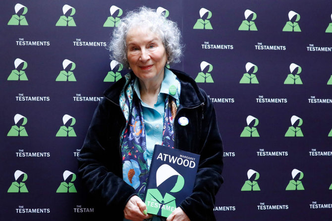 AFP/„Scanpix“ nuotr./Margaret Atwood su knyga „The Testaments“