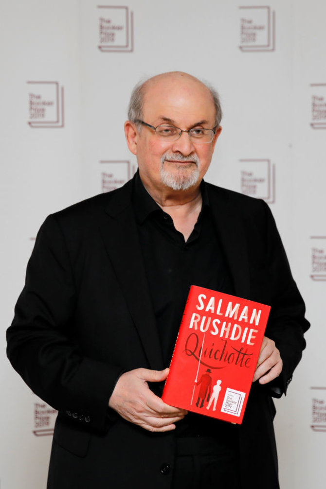 AFP/„Scanpix“ nuotr./Salmanas Rushdie su knyga „Quichotte“